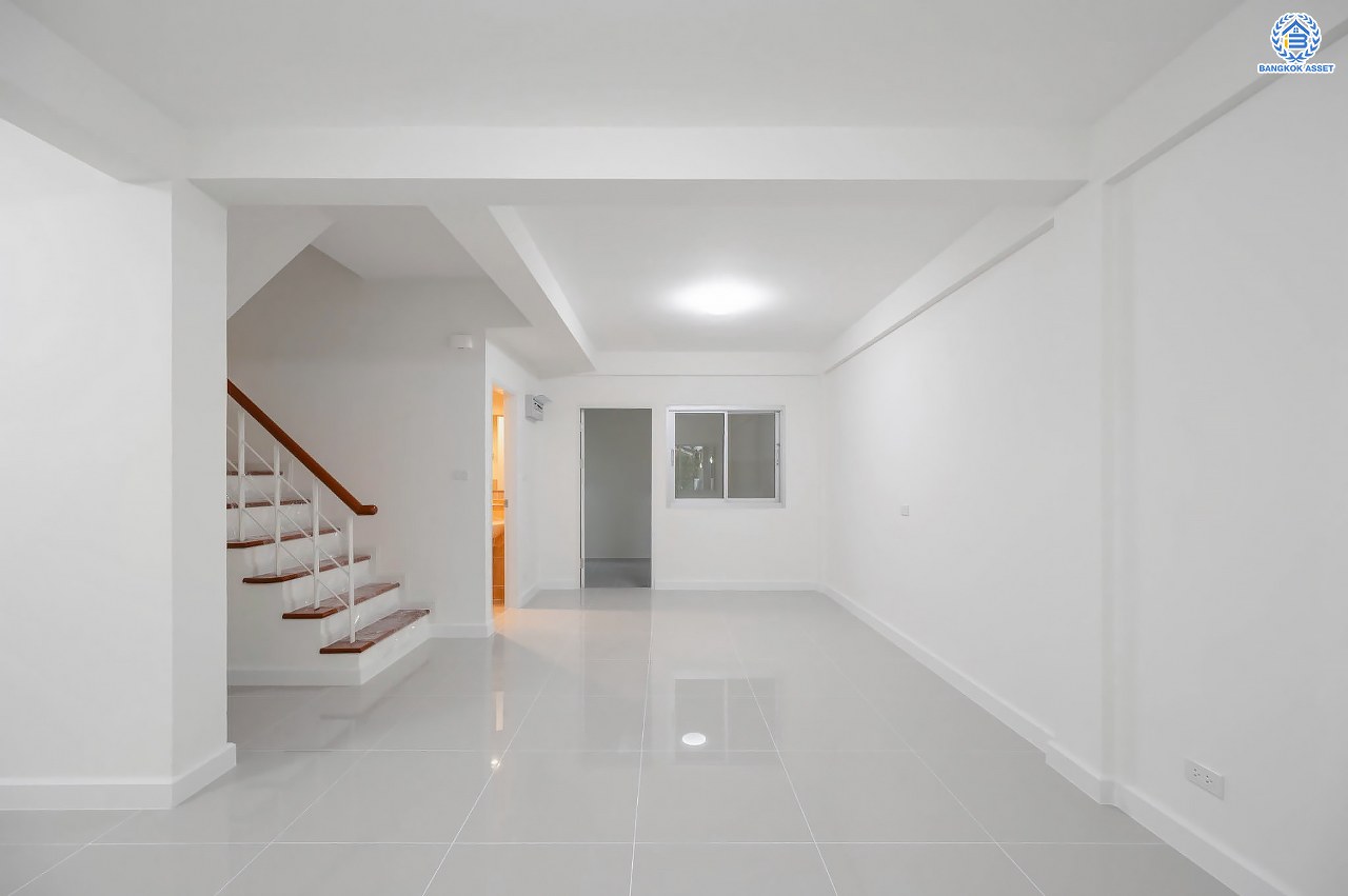 บ้านมือสองตกแต่งใหม่ โครงการ ศุภาลัยวิลล์ วงศ์สว่าง พร้อมอยู่ เนื้อที่ 24.2 ตร.ว. ฟังก์ชัน 3 ห้องนอน 3 ห้องน้ำ จอดรถได้ 2 คัน บนสุดยอดทำเล เชื่อมต่อได้หลายเส้นทาง ทั้งถนนกรุงเทพ-นนทบุรี, ถนนวงศ์สว่าง, ถนนนครอินทร์ และถนนติวานนท์ ใกล้จุดขึ้นทางด่วนงามวงศ์วาน รถไฟฟ้าสายสีม่วง "สถานีแยกติวานนท์" และ "สถานีกระทรวงสาธารณสุข"